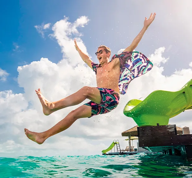 hombre saltando al mar por resbaladero royal caribbean