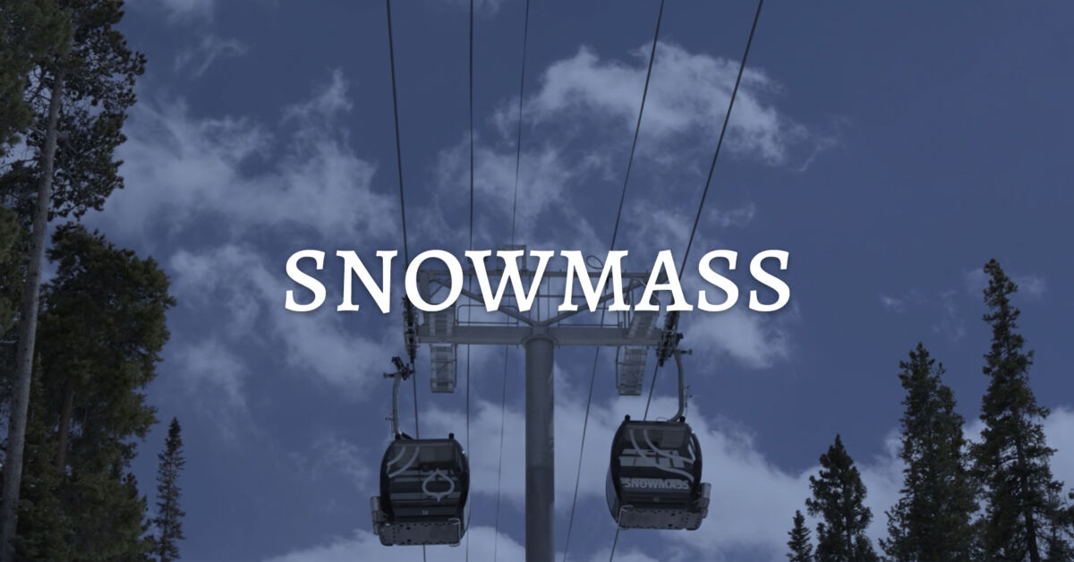 Snowmass en colorado, montaña de esquiar, gondolas subiendo la montaña